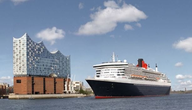 Kreuzfahrtschiff auf der Elbe vor der Elbphilharmonie in Hamburg
