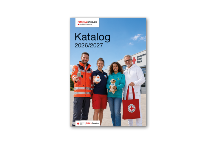 Cover eines Katalogs 2026/27 mit 4 Personen aus dem Rettungsbereich, die Produkte mit DRK-Logo in der Hand halten oder tragen